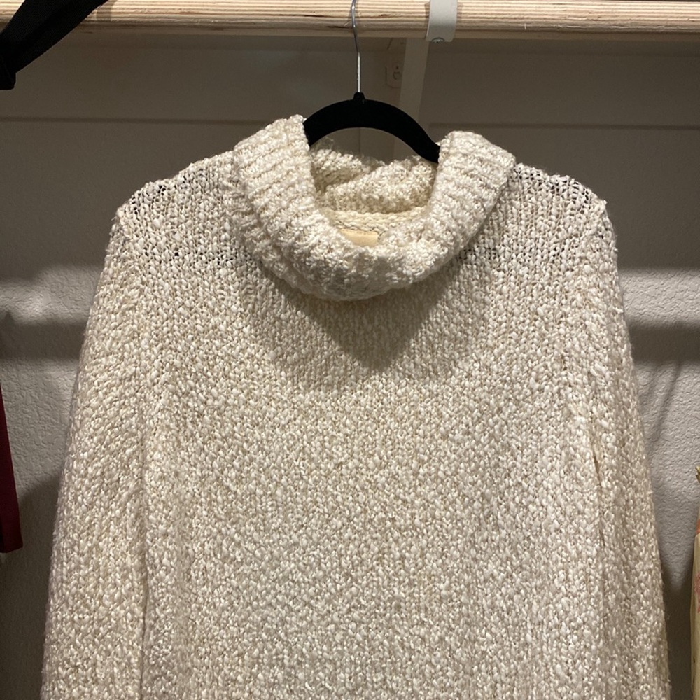 White turtle neck sweater